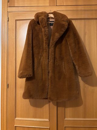 Elegante abrigo marrón pelo sintético