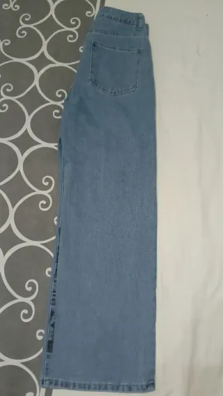 Pantalones vaqueros anchos con estampado anime