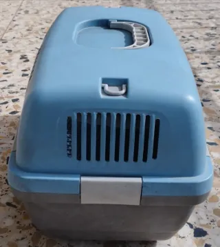 Transportín para mascotas azul y gris.