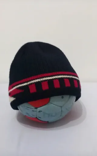 Cappello bambino nero con dettagli rossi
