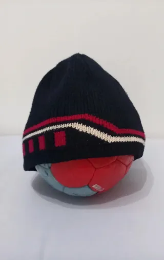Cappello bambino nero con dettagli rossi