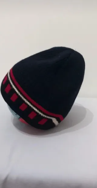 Cappello bambino nero con dettagli rossi