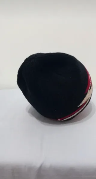 Cappello bambino nero con dettagli rossi
