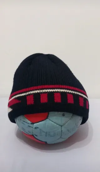 Cappello bambino nero con dettagli rossi