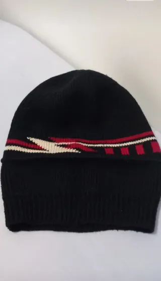 Cappello bambino nero con dettagli rossi