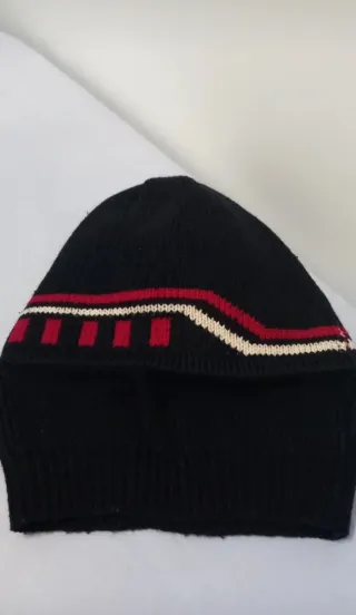 Cappello bambino nero con dettagli rossi