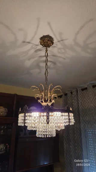 Lámpara de araña antigua de cristal y metal