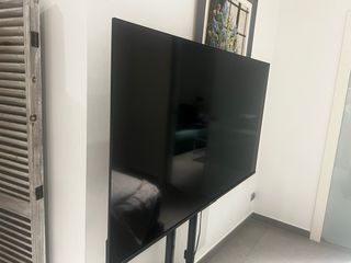 Xiaomi TV 55” con base móvil de alta calidad.
