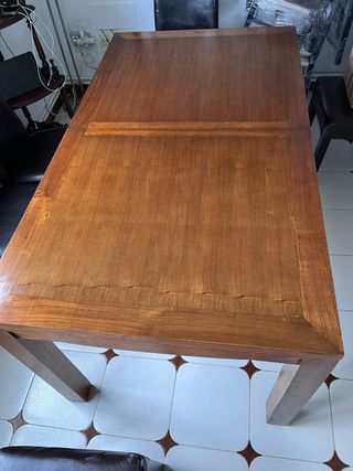 Mesa de comedor de madera
