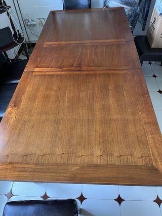 Mesa de comedor de madera
