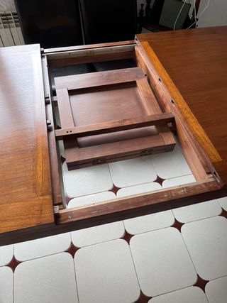 Mesa de comedor de madera