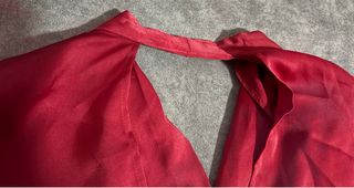 Elegante camisa satinada roja