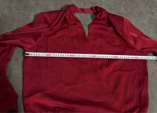 Elegante camisa satinada roja