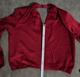 Elegante camisa satinada roja