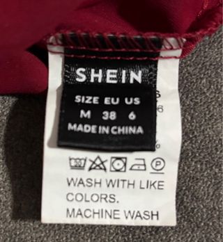 Elegante camisa satinada roja