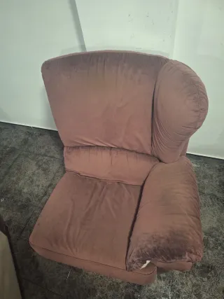 Sofá de terciopelo marrón con reposapiés