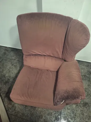 Sofá de terciopelo marrón con reposapiés