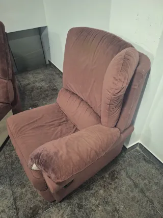 Sofá de terciopelo marrón con reposapiés