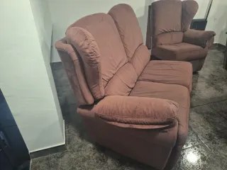 Sofá de terciopelo marrón con reposapiés