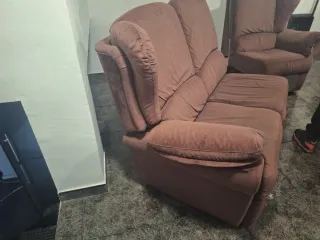 Sofá de terciopelo marrón con reposapiés