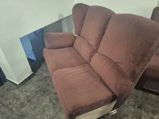 Sofá de terciopelo marrón con reposapiés