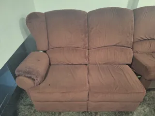 Sofá de terciopelo marrón con reposapiés