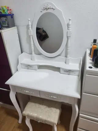 Tocador blanco con espejo y taburete