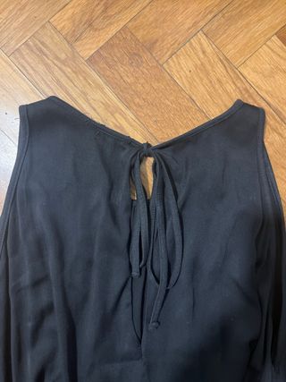 Cuerpo negro con cordones en la espalda