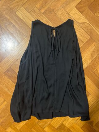 Cuerpo negro con cordones en la espalda