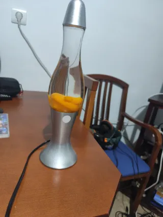 Lámpara de lava plateada y transparente