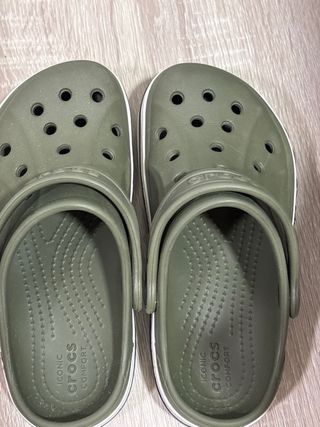 Crocs niño talla C11 (28-29) verde