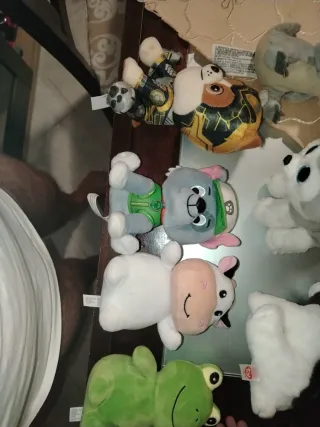 Peluche assortiti: cane, squalo, dinosauro, conigl