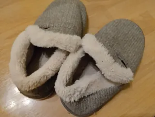 Pantuflas de casa grises y beige