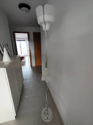 Lámpara de pie Ikea Plata y Blanca, entrega Ribeir