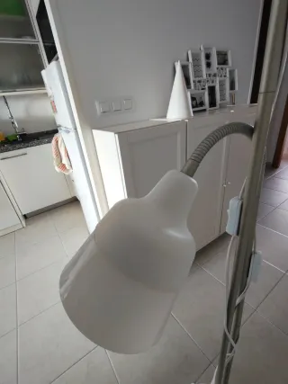 Lámpara de pie Ikea Plata y Blanca, entrega Ribeir
