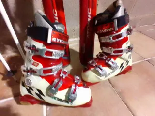Botas,bastones y esqui de esquí Atomic Race