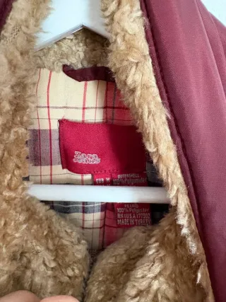 Chaqueta sin mangas marrón y roja