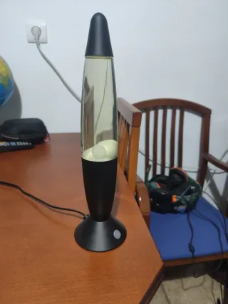 Lámpara de lava negra y transparente