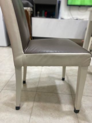 Tavolo e sedie in legno e pelle