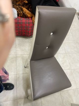 Tavolo e sedie in legno e pelle