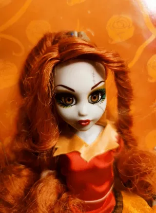 Muñeca Princesas Zombies Bella Famosa