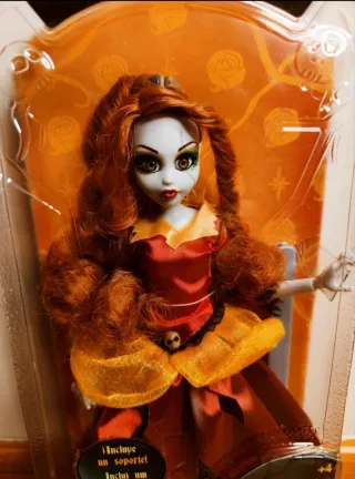 Muñeca Princesas Zombies Bella Famosa