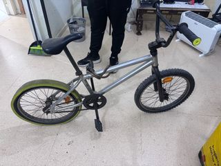 Bicicleta BMX B-Twin plateada