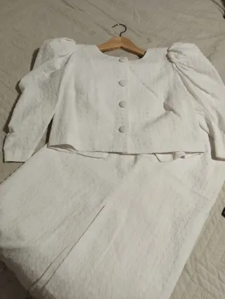 Conjunto chaqueta y falda blanco