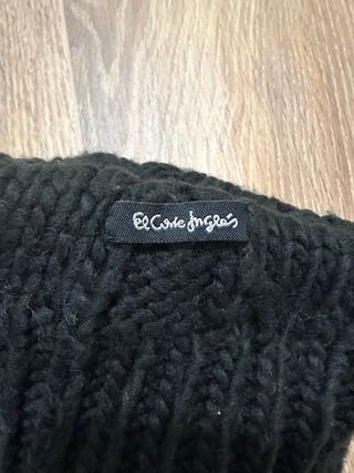 Gorro negro con pompón morado