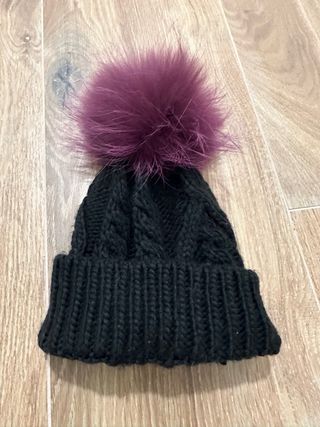 Gorro negro con pompón morado