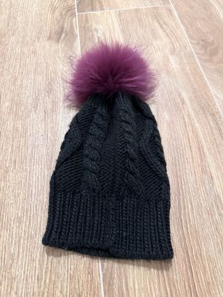 Gorro negro con pompón morado
