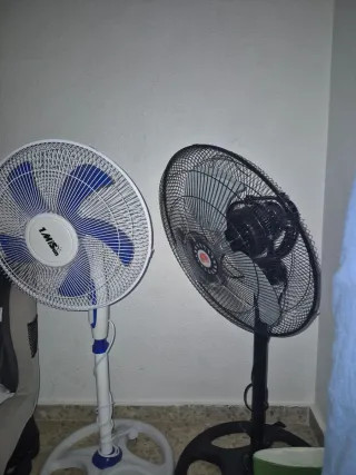 Ventilador de pie blanco y azul