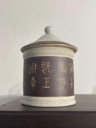 Jarrón japonés de cerámica beige y marrón