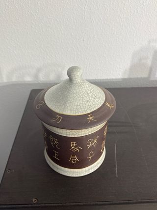 Jarrón japonés de cerámica beige y marrón